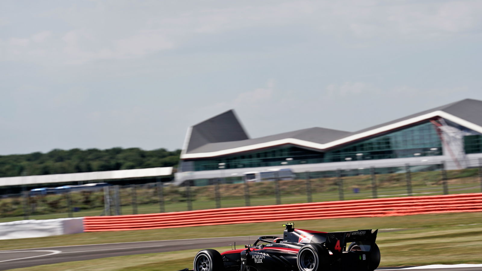 Ilott mengklaim posisi terdepan di Silverstone di Formula 2