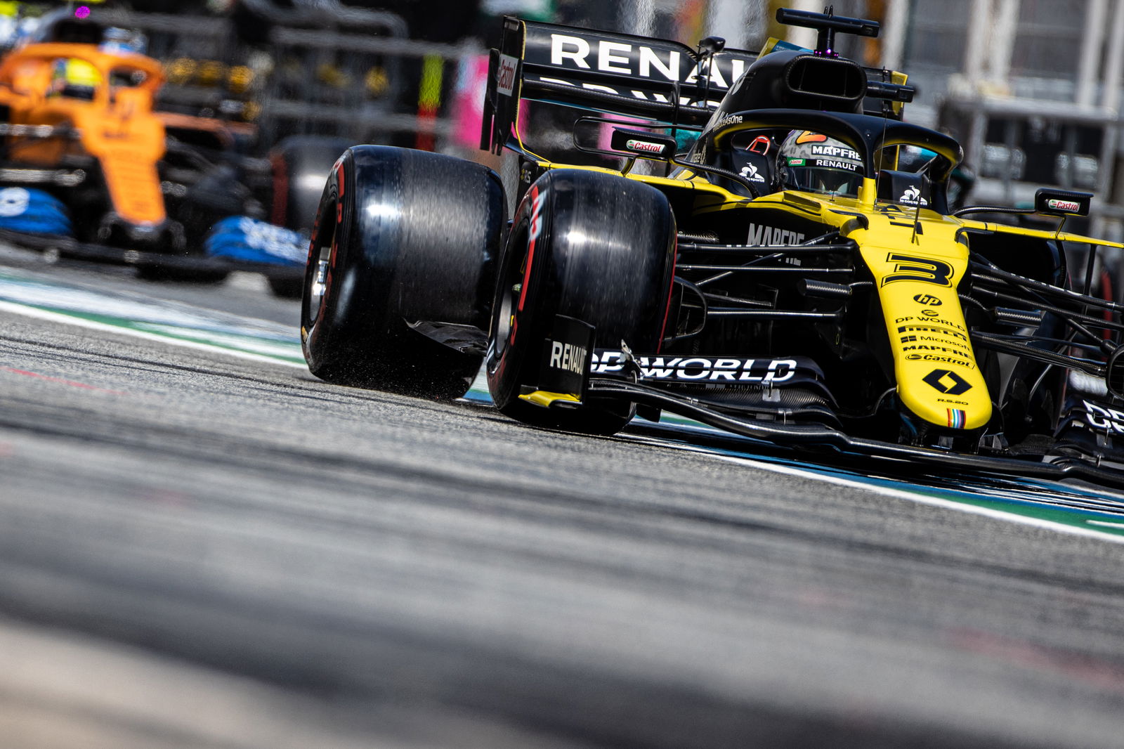 Hamilton braced for “tough” F1 battle with Verstappen