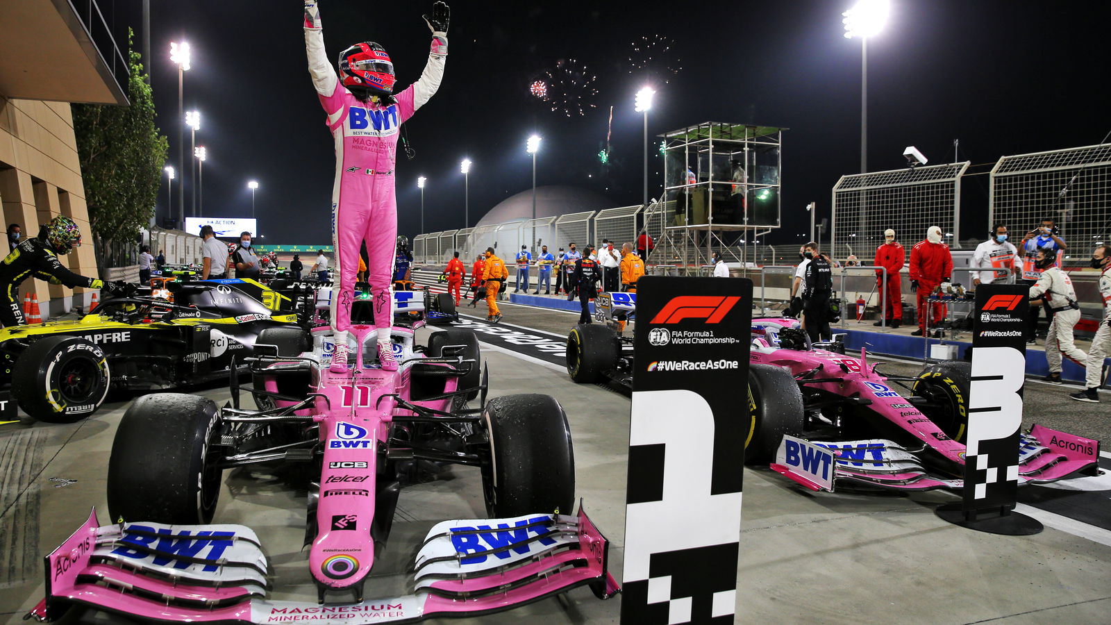 Perez mengklaim kemenangan perdana F1 yang menakjubkan di Sakhir GP setelah drama ban Mercedes