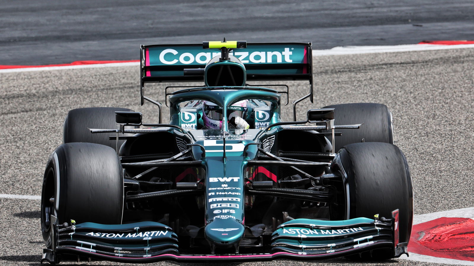Produktif di Hari Pertama Tes, Sebastian Vettel Belum Habis?