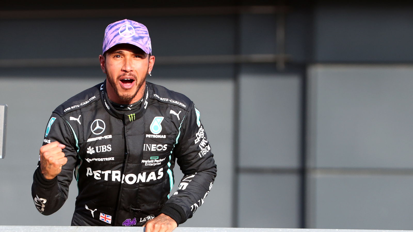 Hamilton edges Verstappen in thrilling qualifying for F1 sprint race