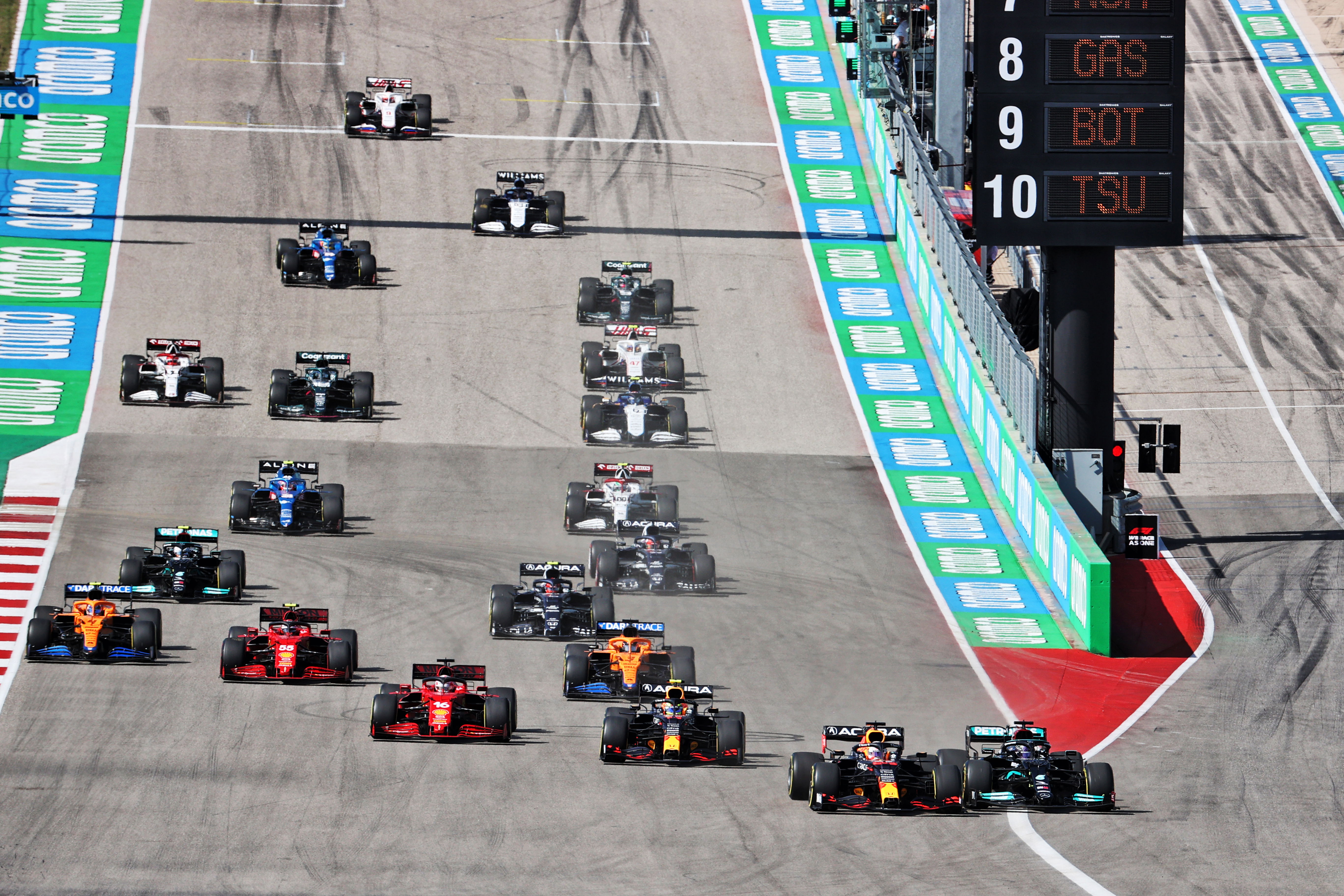 Verstappen vs Hamilton at the start