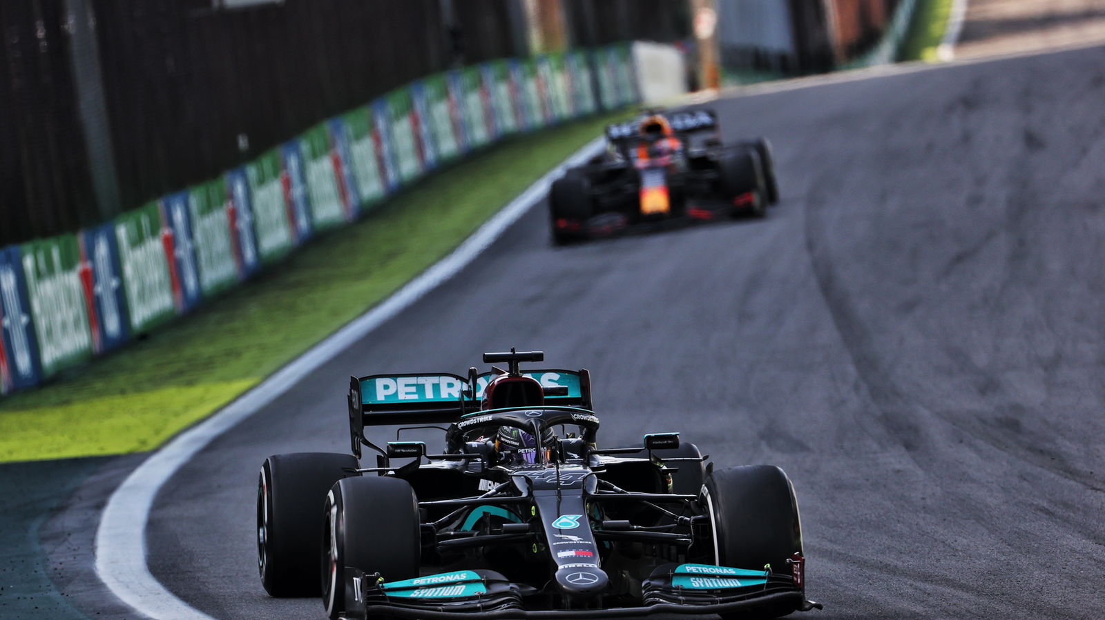 Hamilton Catat Kemenangan Penting F1 GP Sao Paulo dari Verstappen