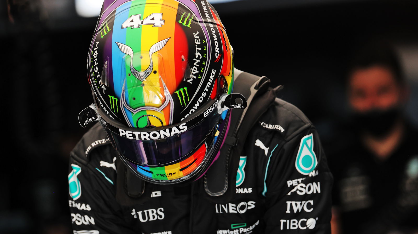 Hamilton berencana memakai helm F1 pelangi lagi di Arab Saudi