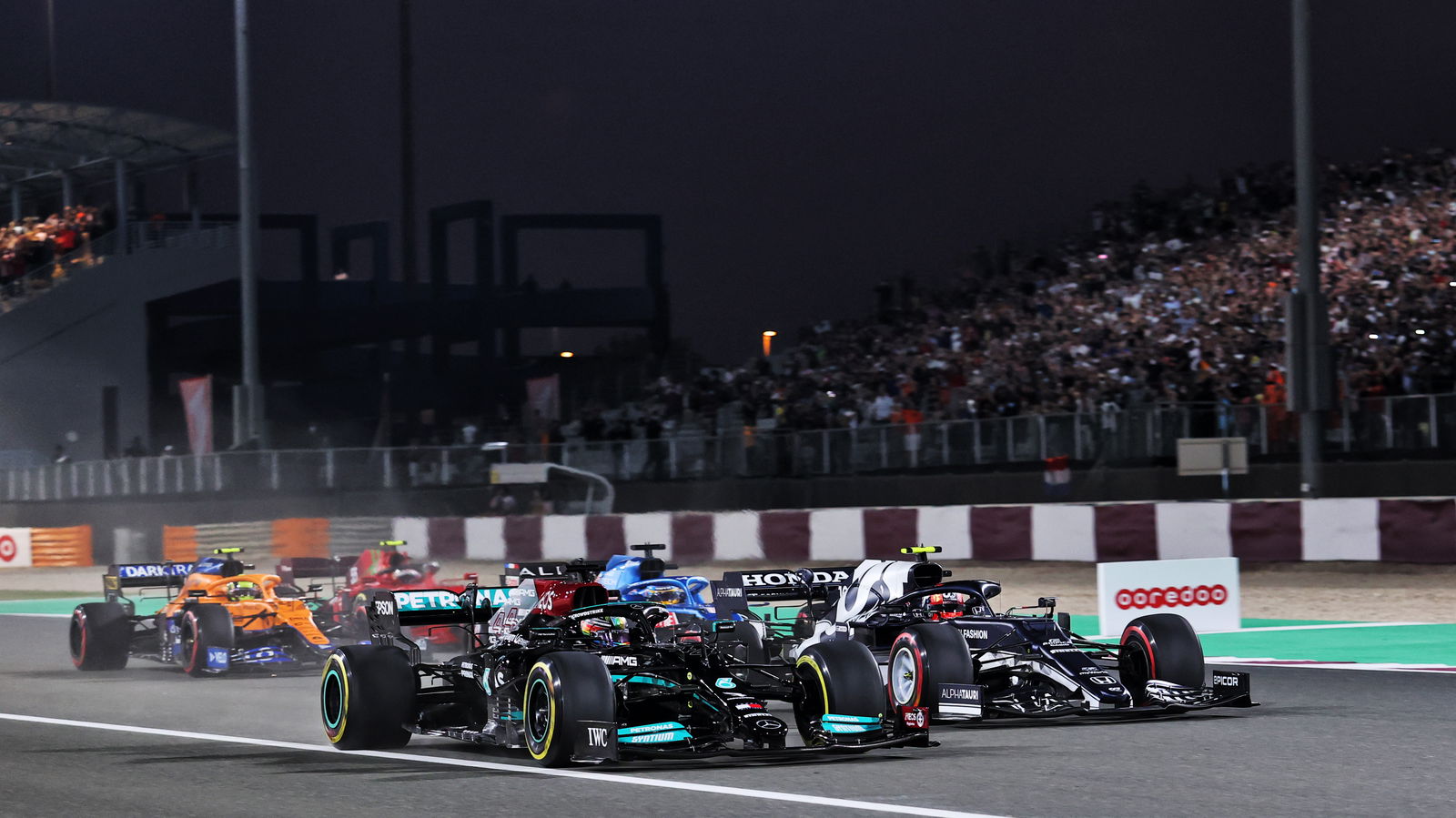 Hamilton 'tidak pernah merasa terancam' dari pelari ban lunak di awal F1 di Qatar