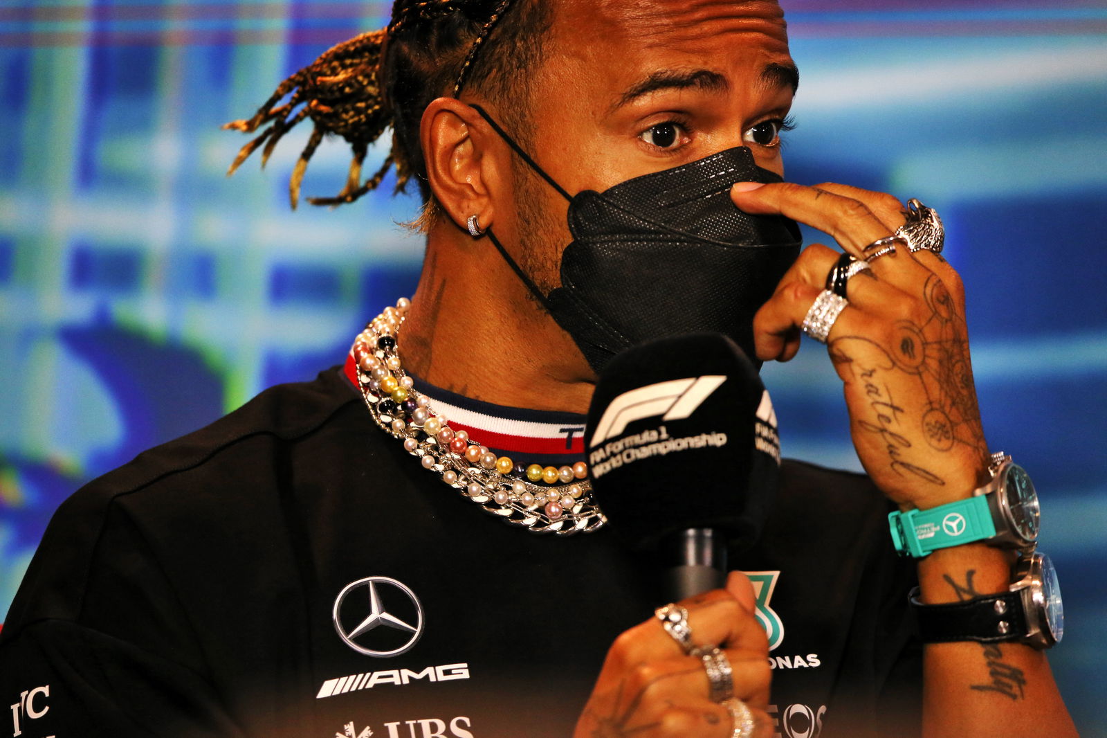 Hamilton Ungkap Alasan Kembali Pakai Masker di Paddock F1