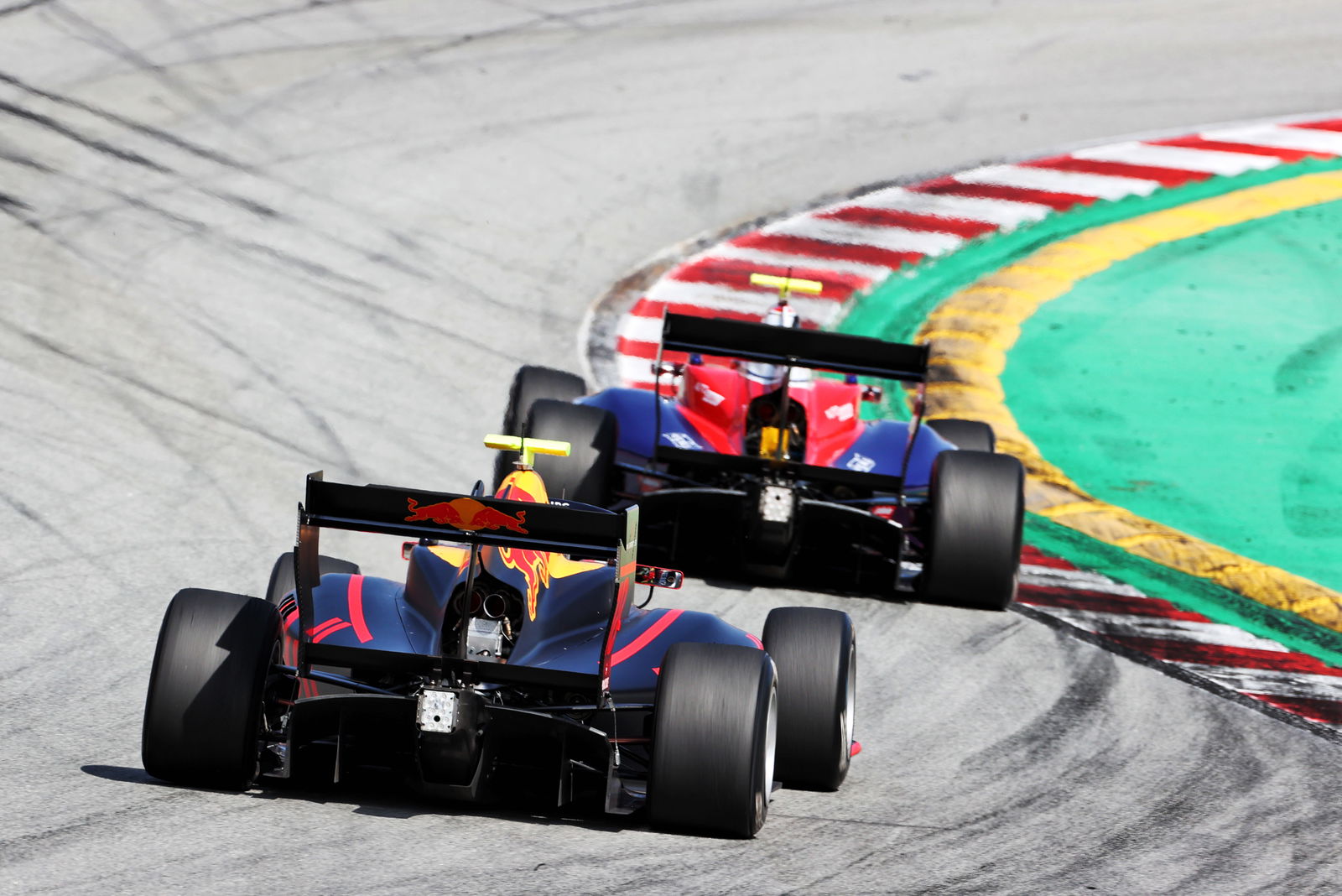 Menang Feature Race F3 Spanyol, Martins Puncaki Klasemen