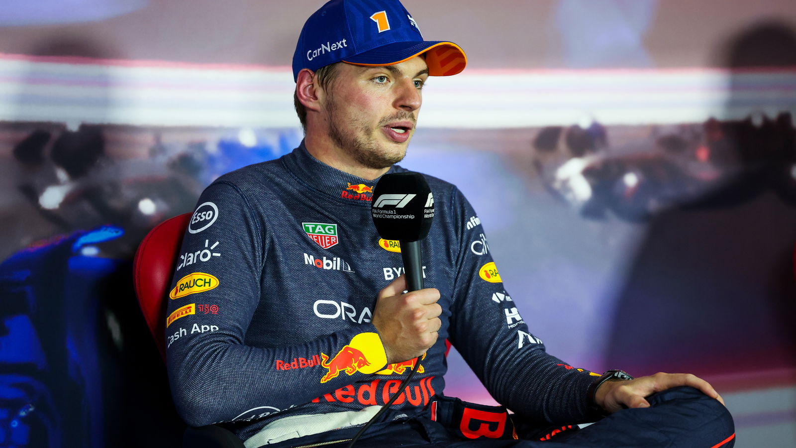Verstappen mengkritik penggemar 'bodoh' karena melemparkan suar ke trek F1