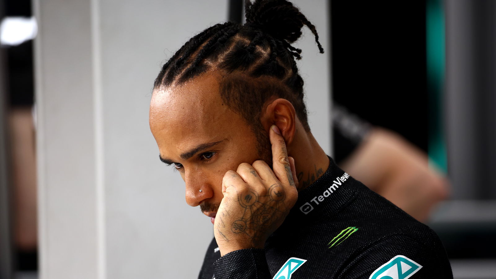 Hamilton ‘trying to mask frustrations’ | Mercedes ‘scratching their heads’