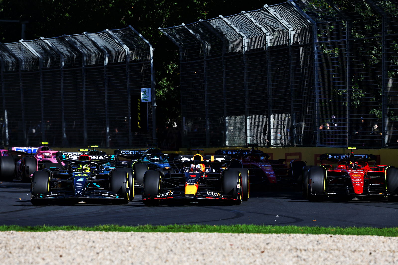 Pesan radio tim marah Verstappen di manuver Hamilton