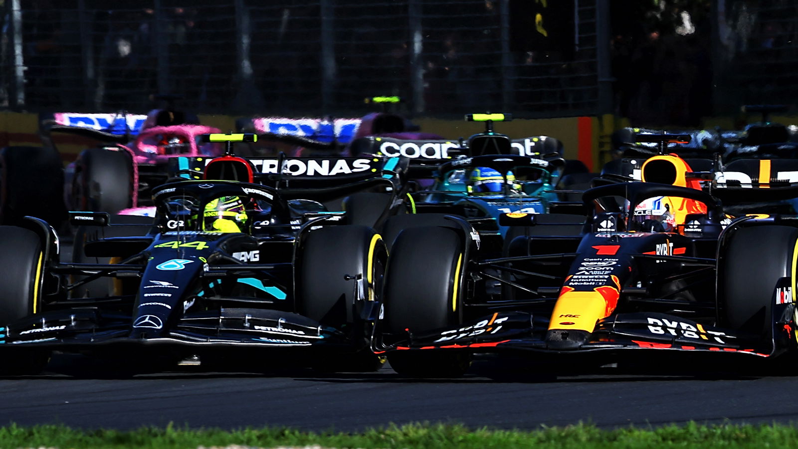 Verstappen menuduh Hamilton 'tidak menghormati' aturan di pertarungan putaran pertama