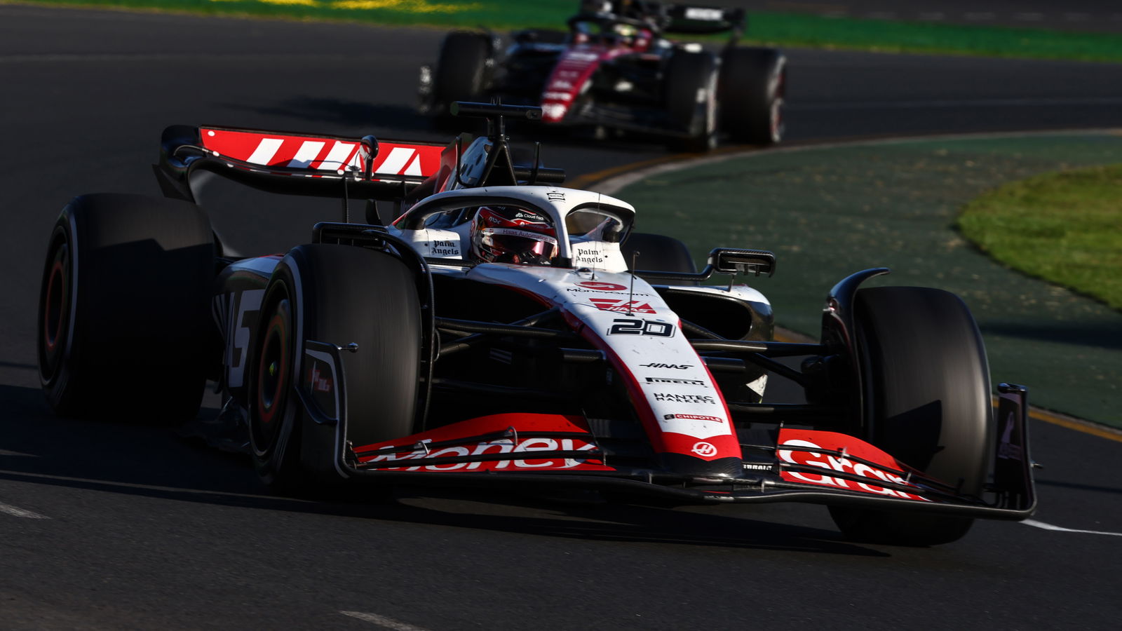 Fans Terkena Debries dari Mobil Magnussen di F1 GP Australia