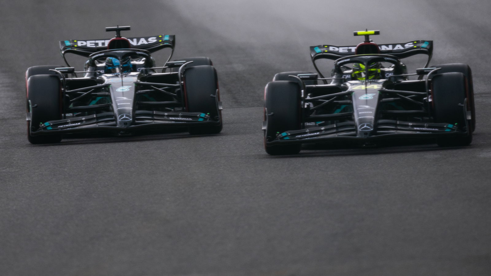 Mercedes menjelaskan mengapa Hamilton dan Russell 'saling tersandung' di Spa