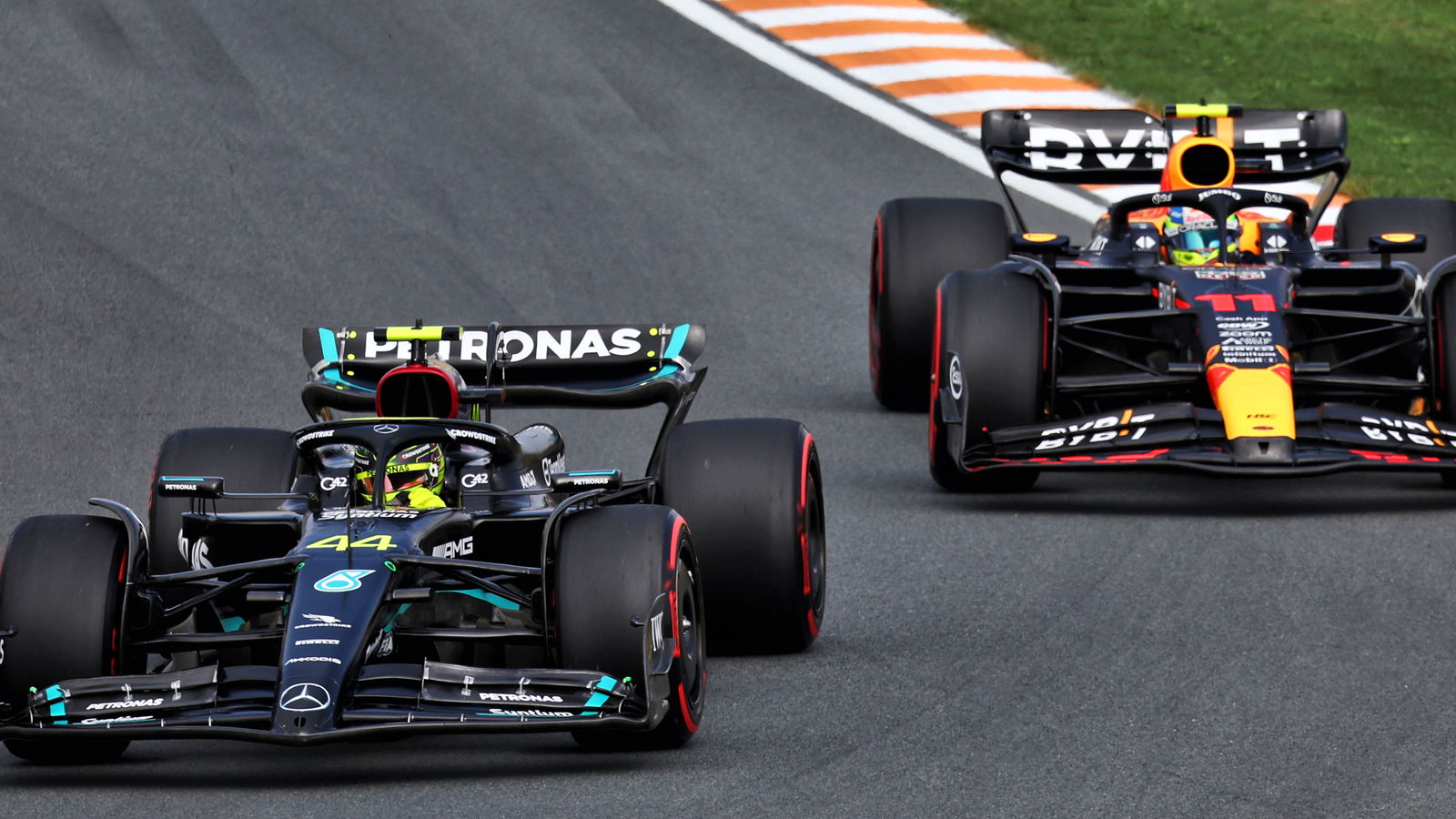 Hamilton Peringatkan Red Bull setelah Jumat yang Kuat