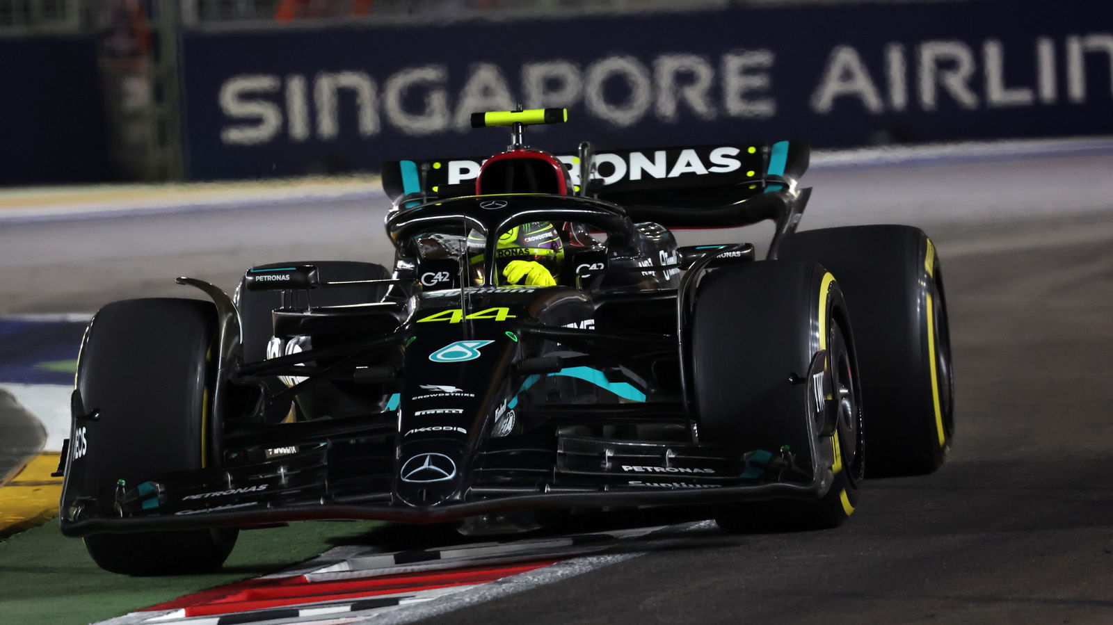 Hamilton Pede dengan Platform Mercedes setelah Jumat Terbaiknya