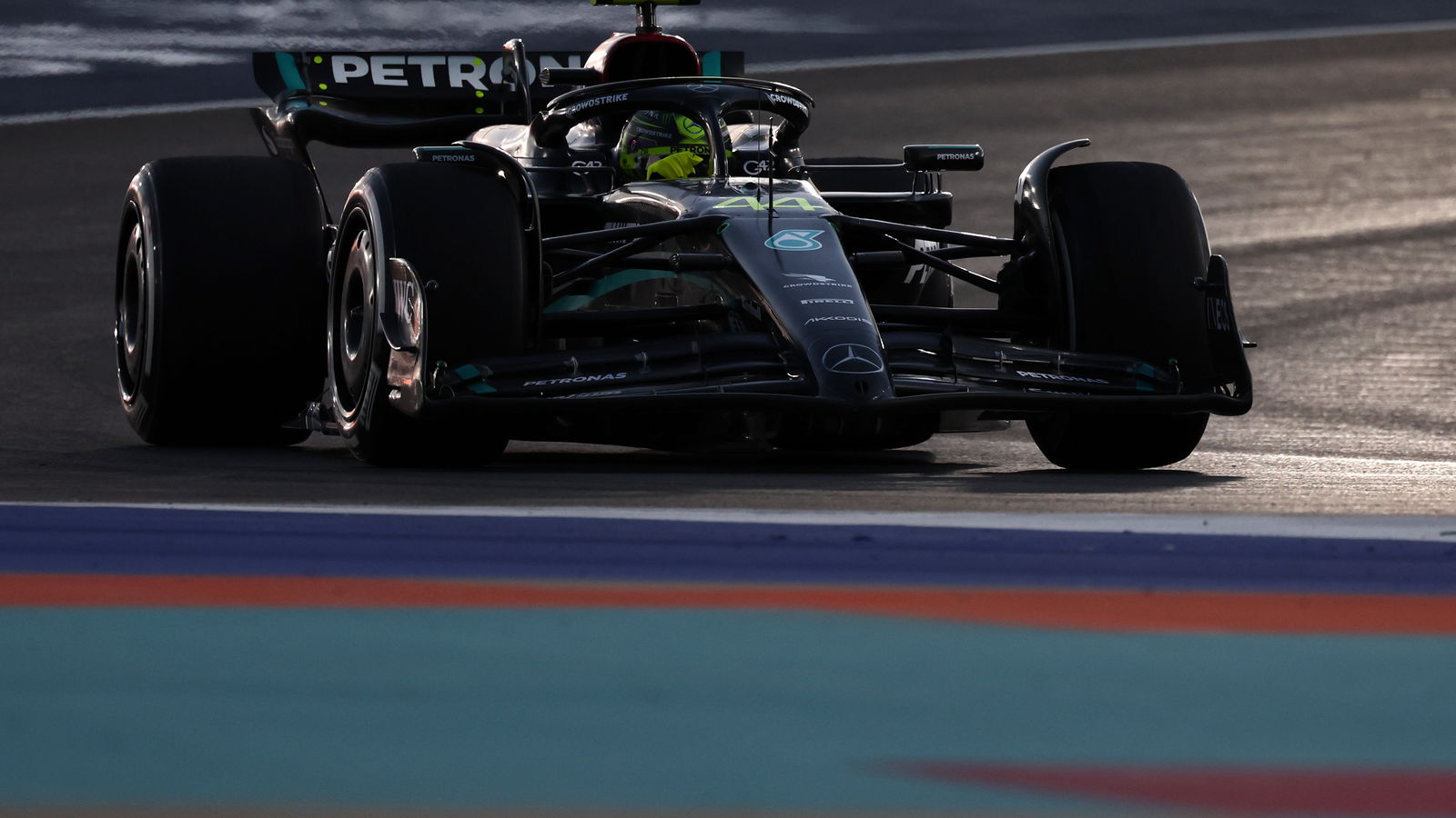 Mercedes Berada di 