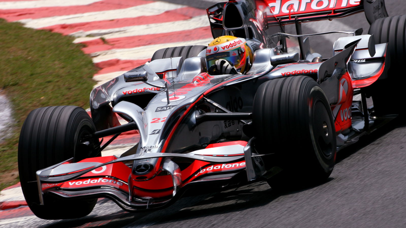 Norris Ingin McLaren Kembali Memakai Livery Perak dan Merah