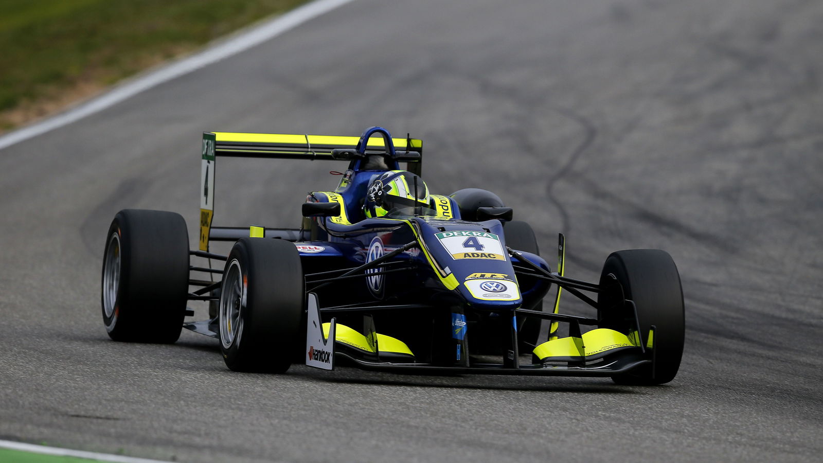 Lando Norris menguji mobil F3 untuk mempersiapkan kembalinya F1