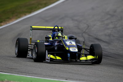 Lando Norris menguji mobil F3 untuk mempersiapkan kembalinya F1