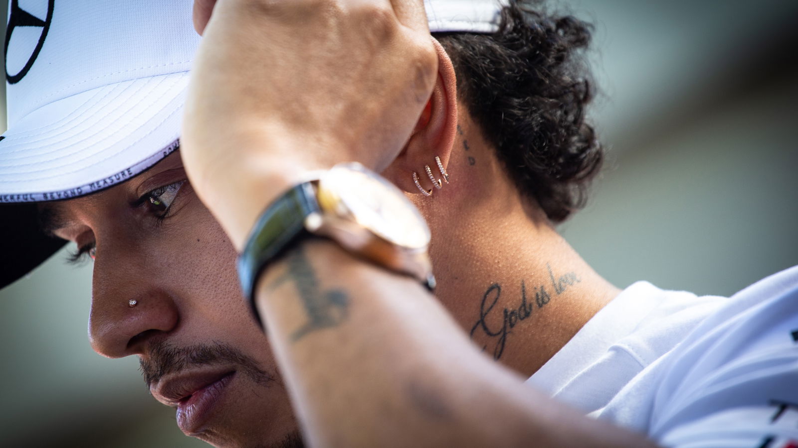 Mengapa Lewis Hamilton tidak bisa melakukan yang benar untuk melakukan kesalahan