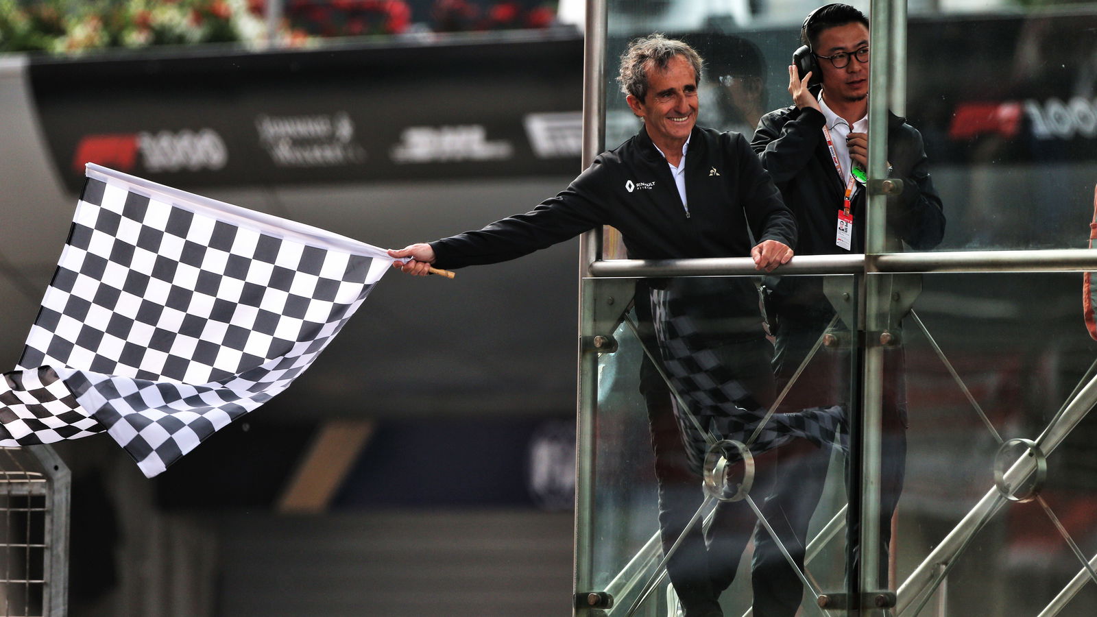F1 untuk menjual kotak bendera kotak-kotak untuk amal