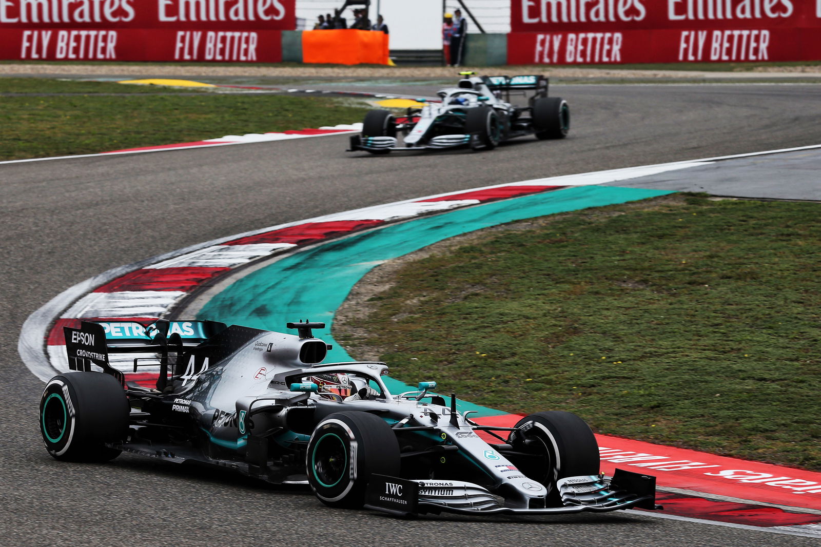 Mengapa semua bintang mengarah ke Mercedes bertahan di F1