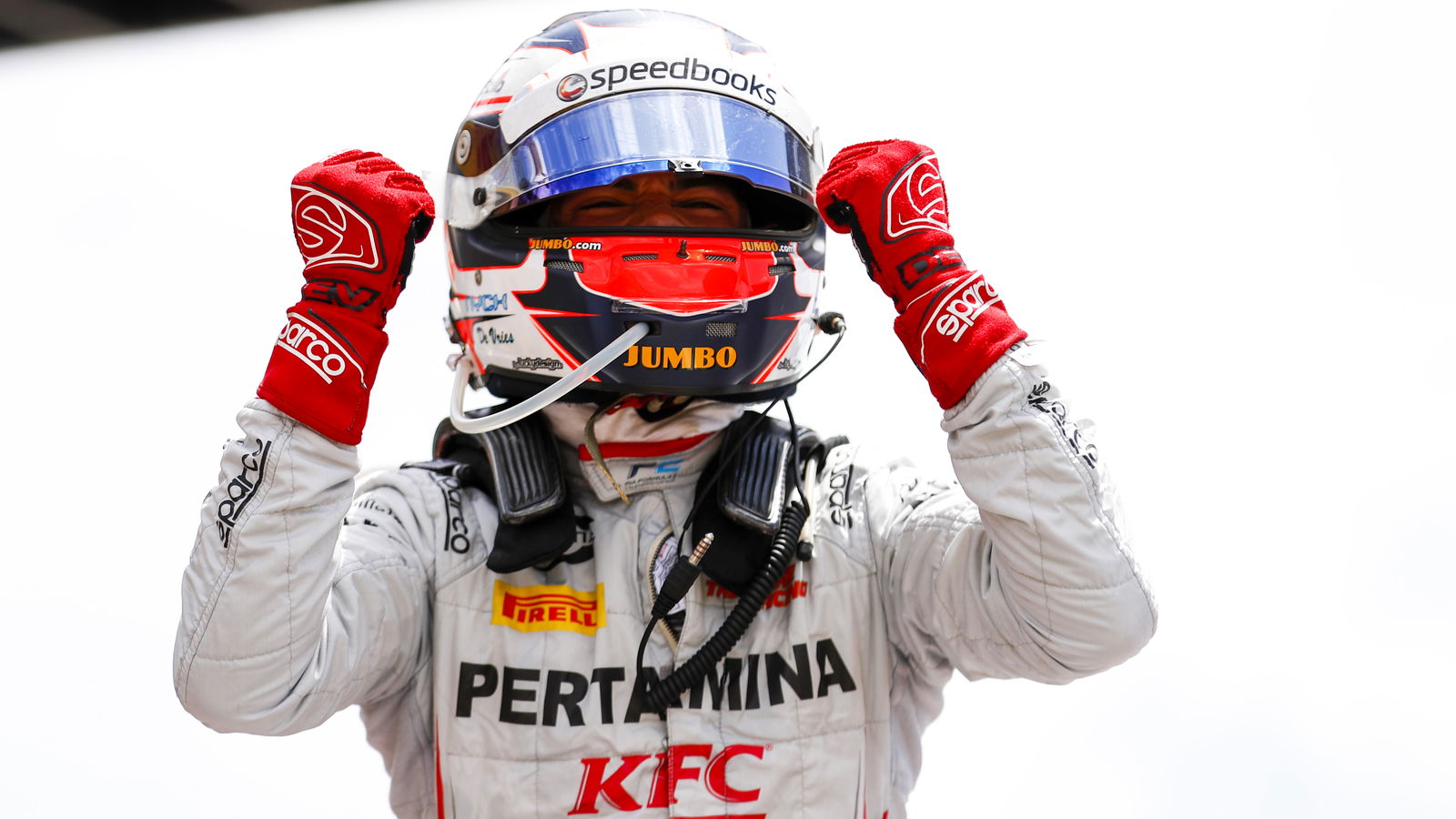 de Vries charges to convincing F2 sprint race victory