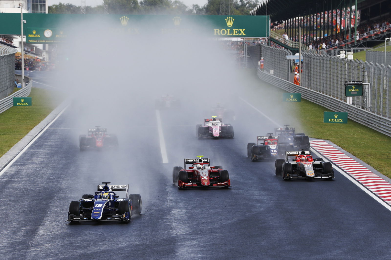 De Vries mengalahkan Norris dalam thriller balapan fitur Hungaria F2 yang basah-kering