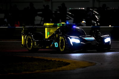 Rolex 24 berbendera merah karena hujan, Alonso memimpin