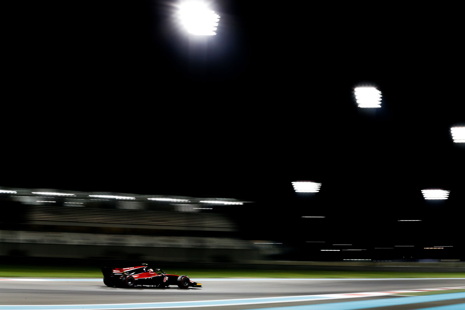 Russell menyerbu tiang Abu Dhabi untuk mendekati gelar F2