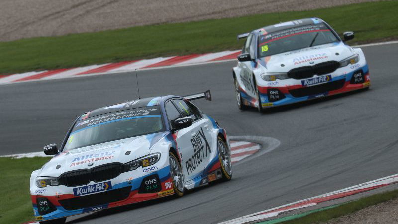 Turkington converts pole to win in chaotic first race
