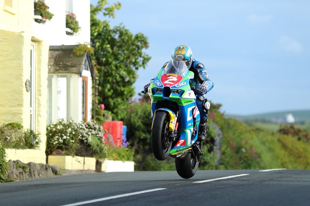 Isle of Man TT 2022 [30/5]: Hickman Tembus 210 km/jam