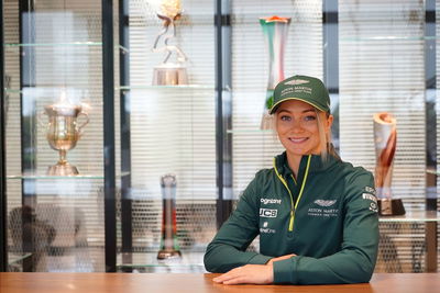 Aston Martin Rekrut Jessica Hawkins Sebagai Driver Ambassador