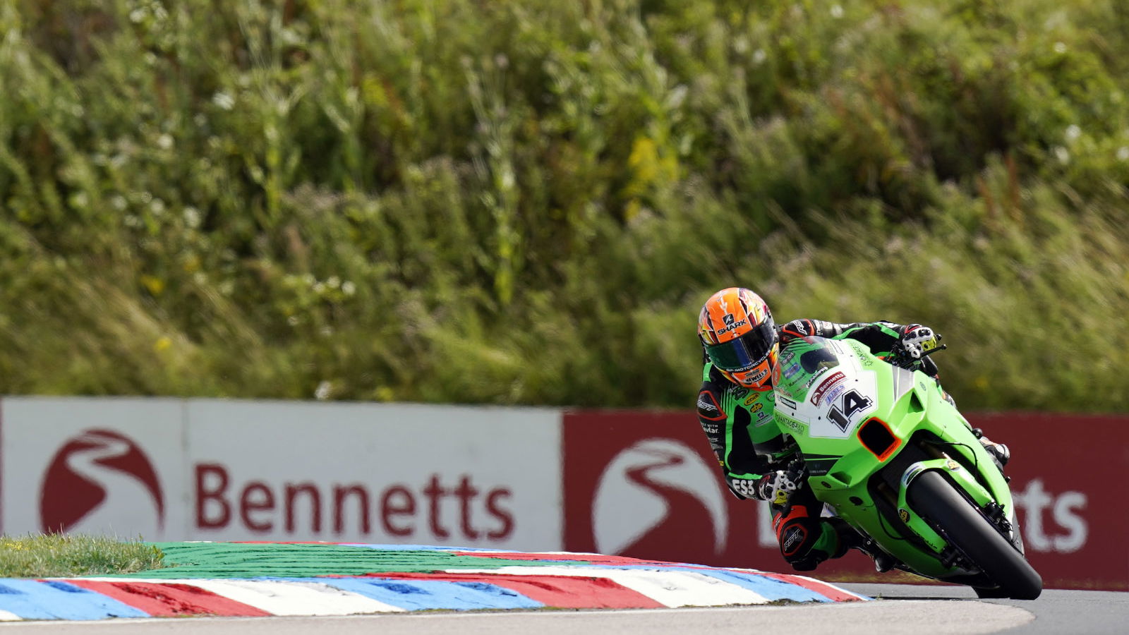 Jackson menetapkan langkah di Thruxton, Iddon dan O'Halloran melengkapi tiga besar
