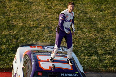 NASCAR Cup: Hamlin Torehkan Kemenangan Krusial untuk Toyota