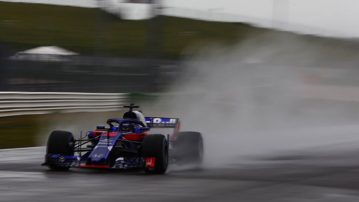 Pembalap Toro Rosso memuji 