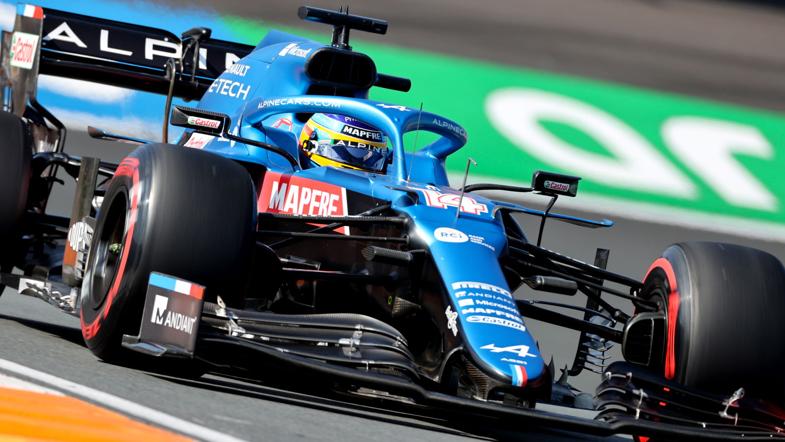 Alonso Beruntung Tidak Menabrak saat Memburu Sainz