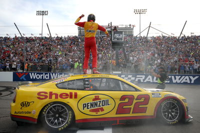 NASCAR Cup Series: Logano Kalahkan Kyle Busch di Gateway