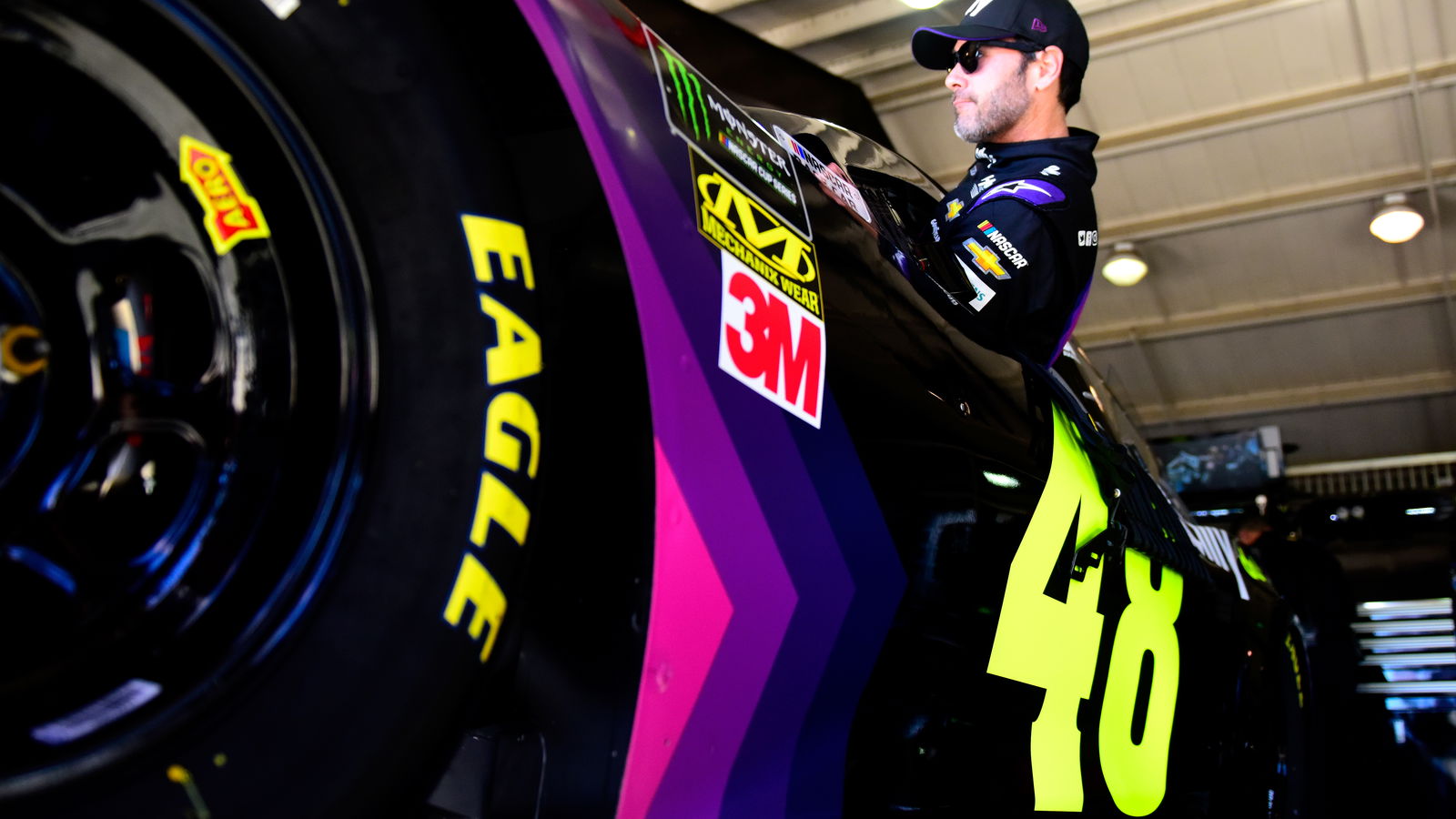 Jimmie Johnson memenangkan pole Texas setelah mendominasi sesi