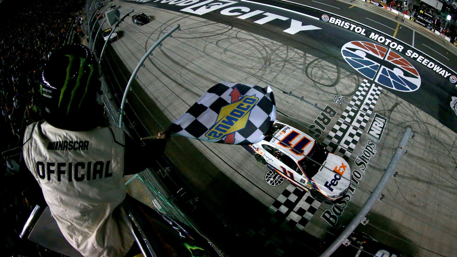 Denny Hamlin mengalahkan Matt DiBenedetto untuk kemenangan balapan malam Bristol