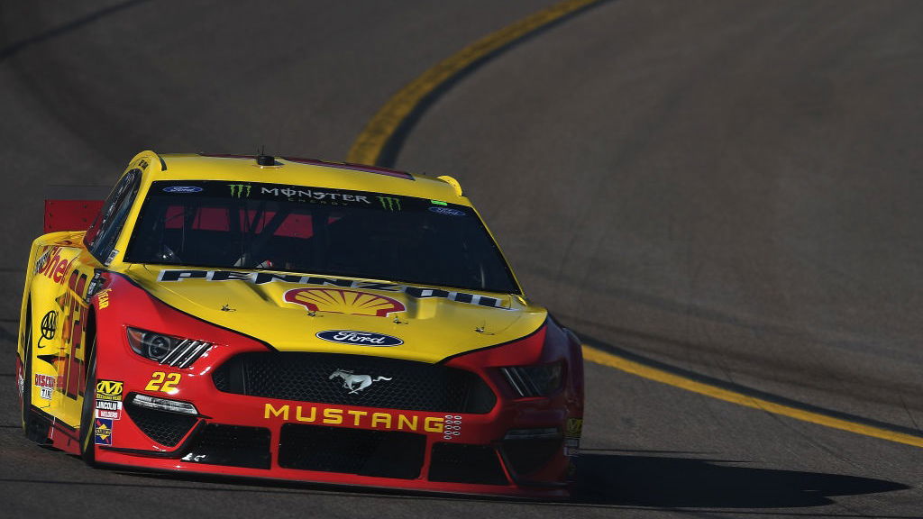 Joey Logano mengalahkan Jimmie Johnson untuk kemenangan Texas Tahap 1