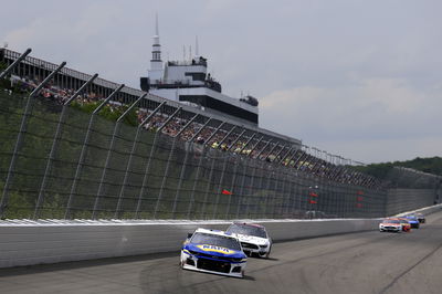 Kevin Harvick mengungguli Joey Logano untuk pole Pocono