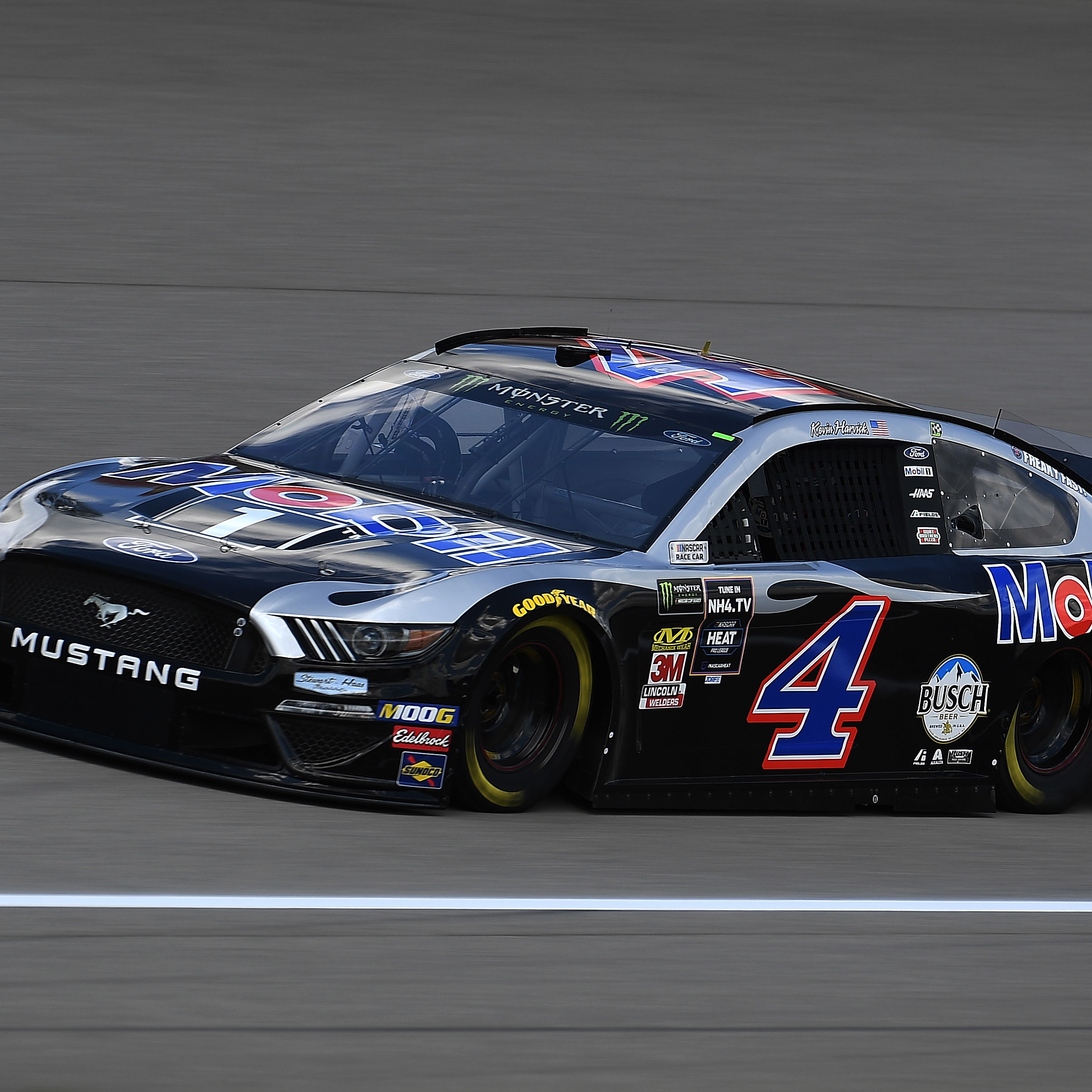 Ryan Blaney mengungguli Chase Elliott untuk pole Phoenix