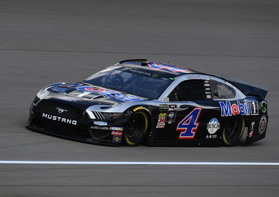 Kevin Harvick mengulurkan bahan bakar untuk membawa kemenangan Michigan