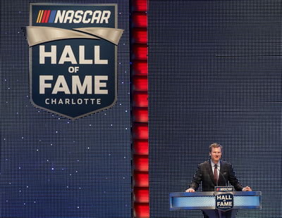 Dale Earnhardt, Jr. dan keluarganya selamat dari kecelakaan pesawat di Tennessee