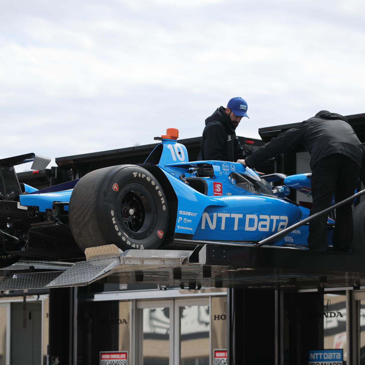 Max Chilton membungkuk keluar dari oval, Conor Daly direkrut oleh Carlin di Texas