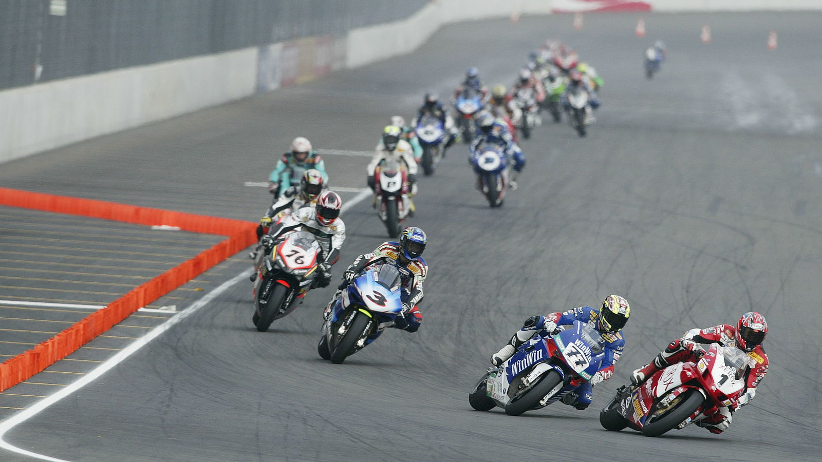 Toseland leads Vermeulen et al, WSBK Race 2 Lausitzring, 2005