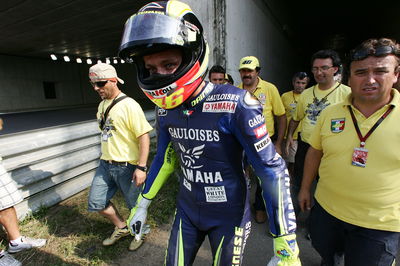 Rossi with fan club after crash, Japanese MotoGP 2005