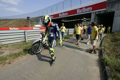 Rossi with fan club after crash, Japanese MotoGP 2005