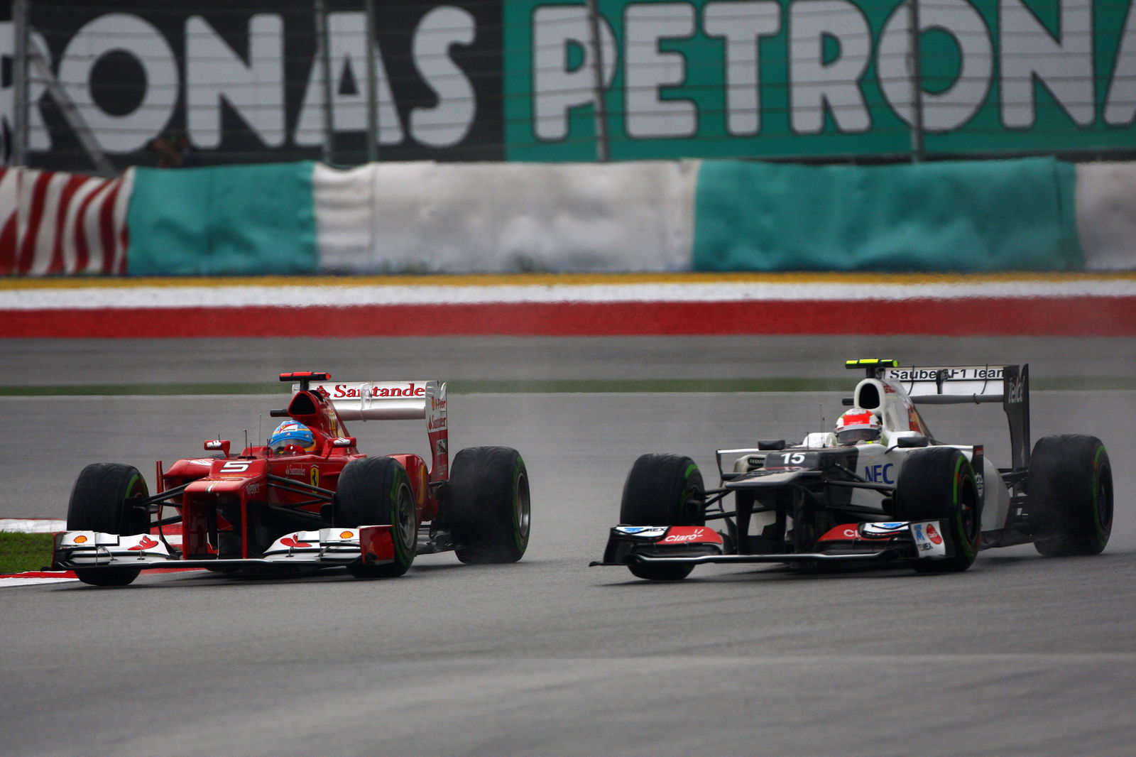 25.03.2012- Race, Fernando Alonso (ESP) Scuderia Ferrari F2012 and Sergio Prez (MEX) Sauber F1 Team